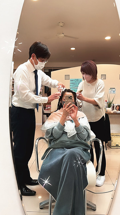 富士市美容室ミッシュヘアーの2023年3月のシステム開始のお知らせ・施術中